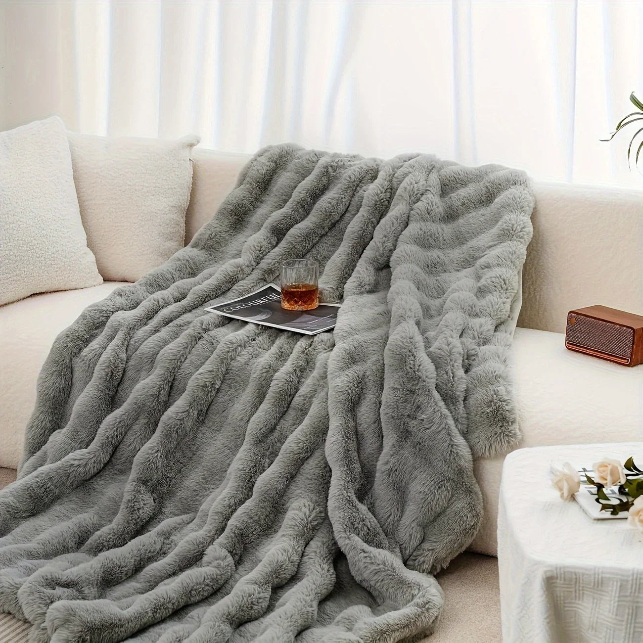 Soft and Warm Faux Rabbit Fleece Blanket - Cozy Throw for Home 1